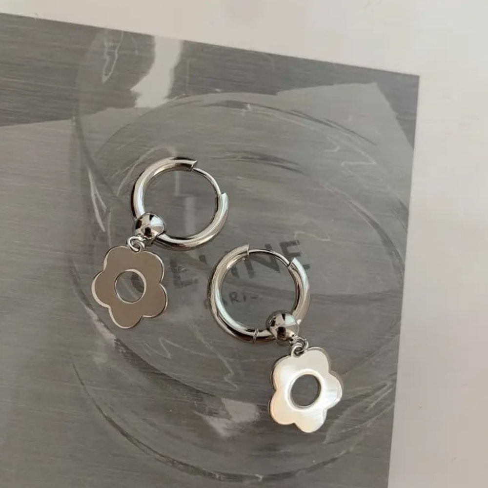 n e w | silver drop flower earrings 𑁍